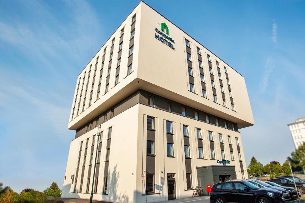 デュースブルクにあるCampanile Duisburg Cityの建物の前に車が駐車されている