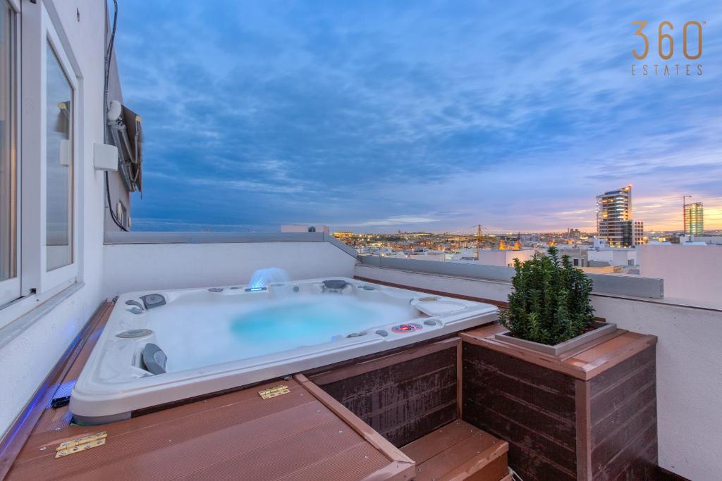 - un bain à remous sur le balcon d'un bâtiment dans l'établissement Beautiful 3BR Triplex penthouse with Hot-Tub by 360 Estates, à Il-Gżira