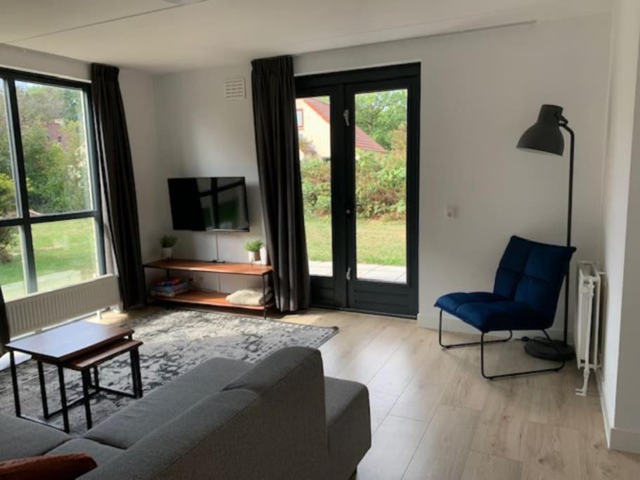 - un salon avec un canapé et une télévision dans l'établissement Groenlake Villa 16 - 6 persoons vakantie bungalow, à Ewijk