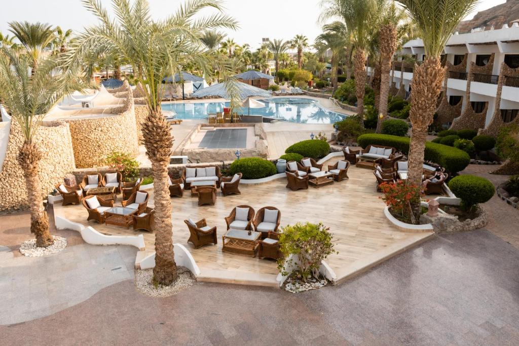 een luchtzicht op een resort met een zwembad en palmbomen bij Turquoise Beach Hotel in Sharm El Sheikh