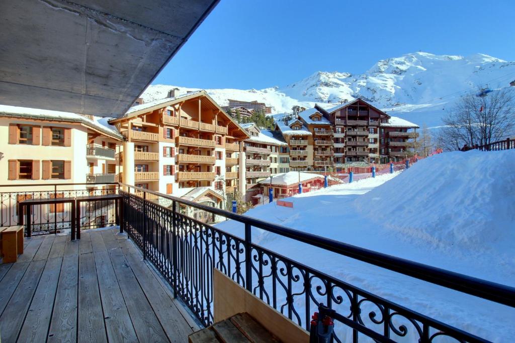 a balcony with a view of a snowy mountain at Appartement T3 ARC 1950 skis aux pieds Sauna, Hammam, Jacuzzi in Arc 1950