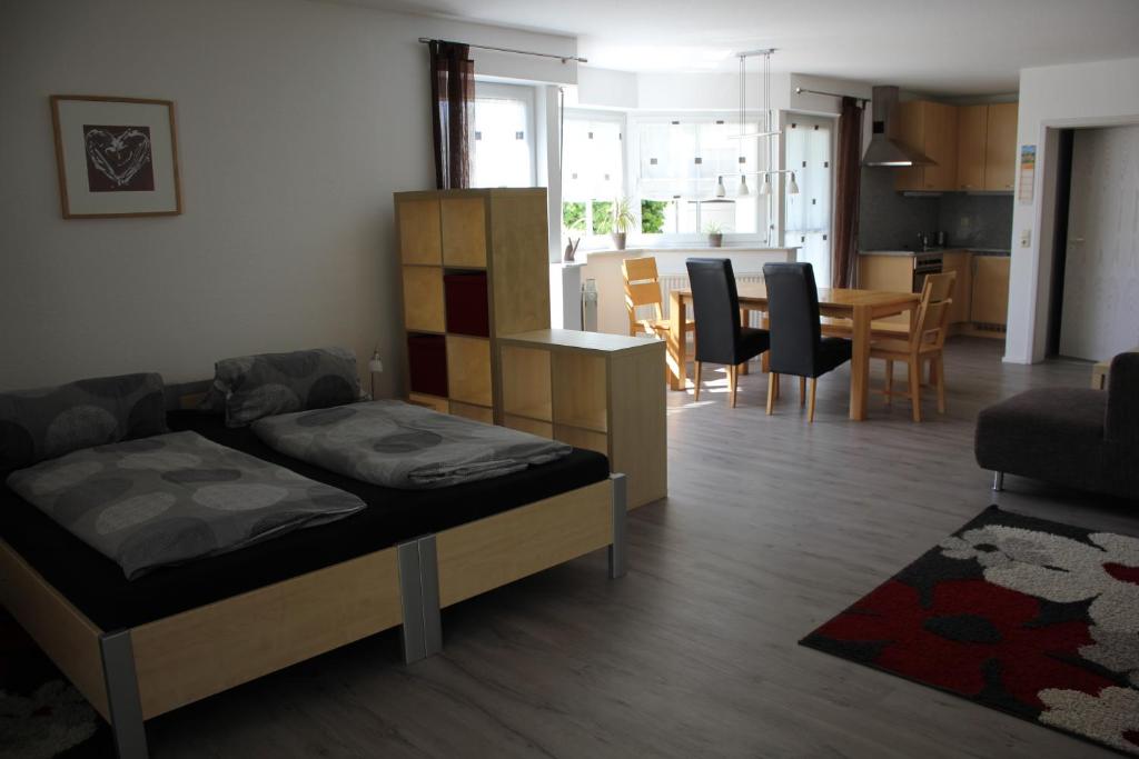 uma sala de estar com 2 camas e uma sala de jantar em Ferienwohnung Bucher em Tettnang