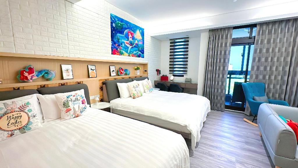 頭城的住宿－丘海之境，酒店客房,配有两张床和椅子