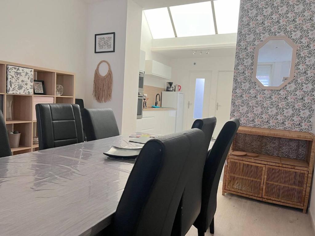 O bucătărie sau chicinetă la Maison cosy 4 chambres proche toutes commodités