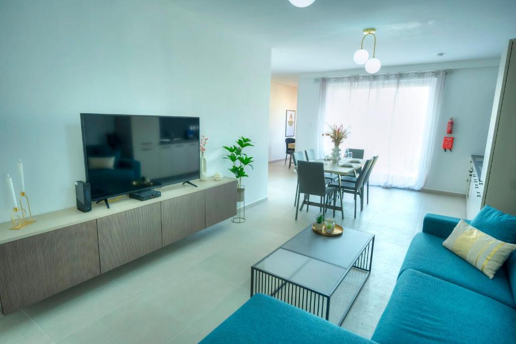 TV a/nebo společenská místnost v ubytování Spacious, bright & modern 3 bedrooms, balcony APIC1-1