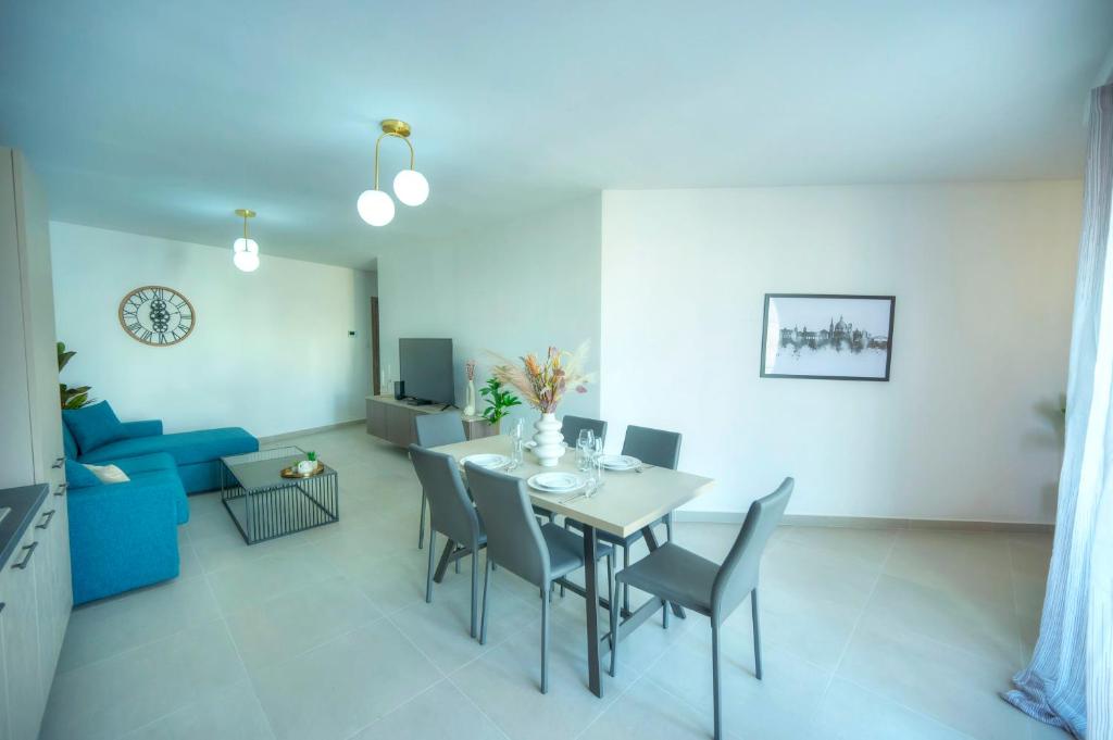 TV a/nebo společenská místnost v ubytování Spacious, bright & modern 3 bedrooms, balcony APIC1-1