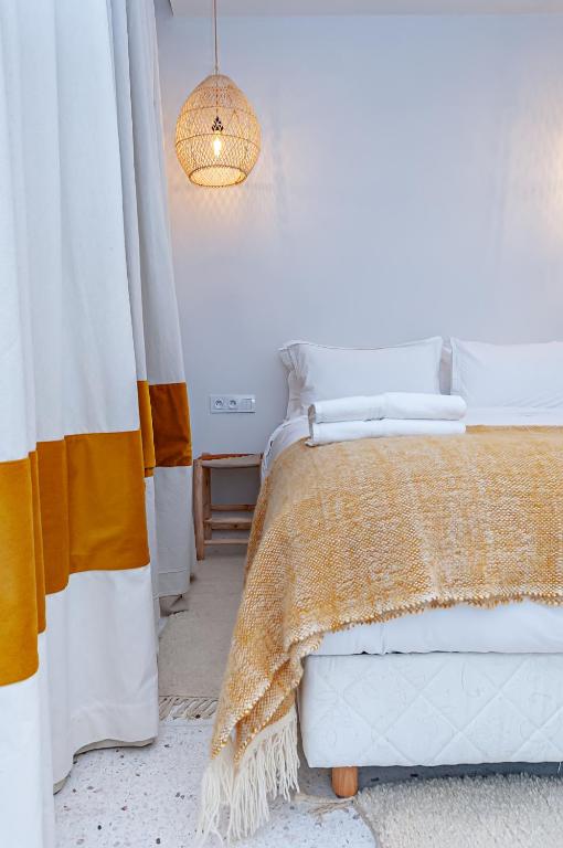 Postel nebo postele na pokoji v ubytování Riad K-white