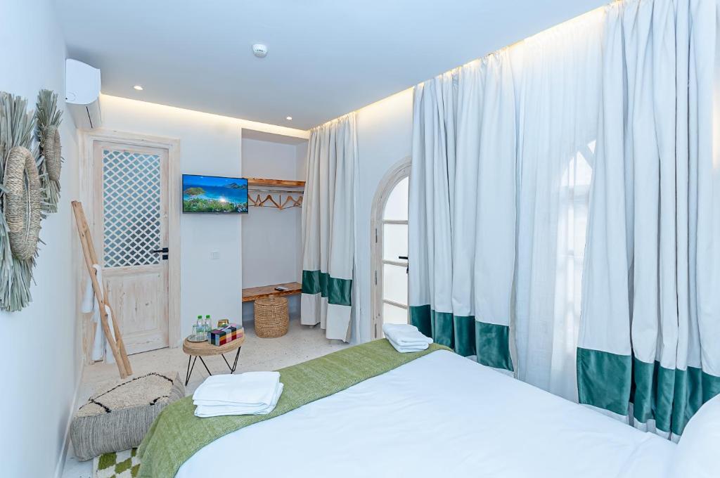 Postel nebo postele na pokoji v ubytování Riad K-white