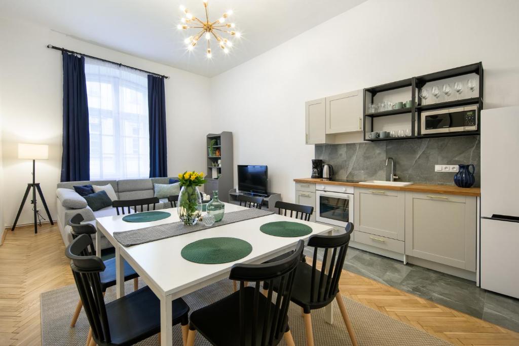 uma cozinha e sala de jantar com mesa e cadeiras em WAWELOVE spacious 3 bedroom apt 1 min to Main Sq! na Cracóvia
