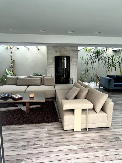 Posezení v ubytování Luxury villa with a heated indoor pool and direct access to the beach