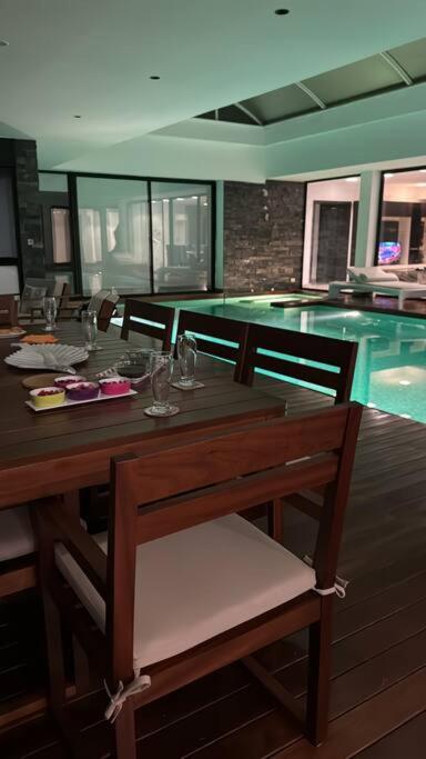 Bazén v ubytování Luxury villa with a heated indoor pool and direct access to the beach nebo v jeho okolí