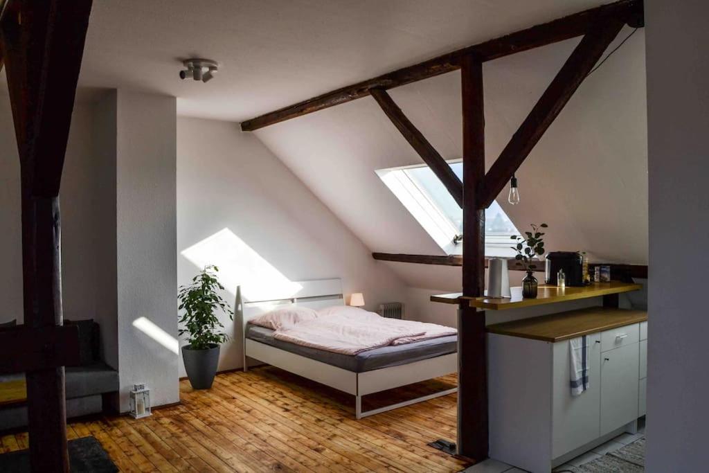 Säng eller sängar i ett rum på Schöne Dachgeschosswohnung nahe Köln