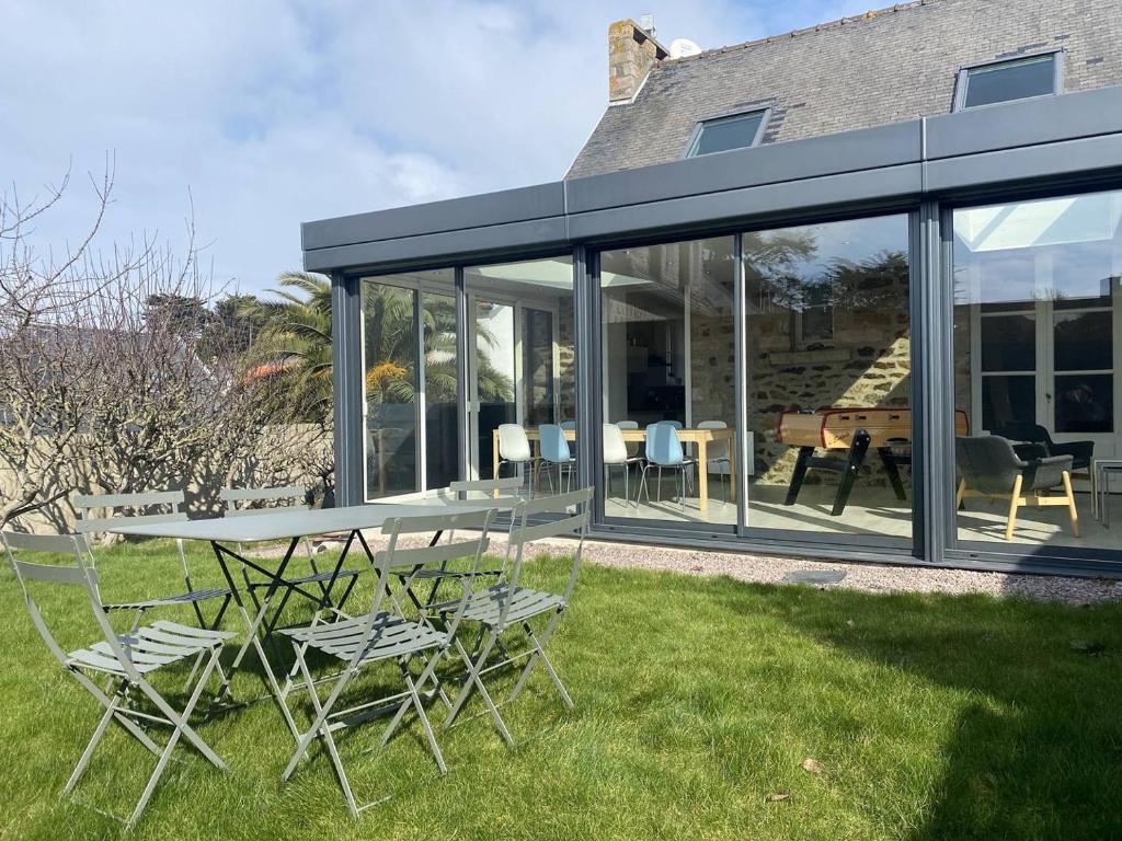 Photo de la galerie de l'établissement 1009 - Maison du Val-André située à quelques pas de l'îlot du Verdelet et de la plage, à Pléneuf-Val-André