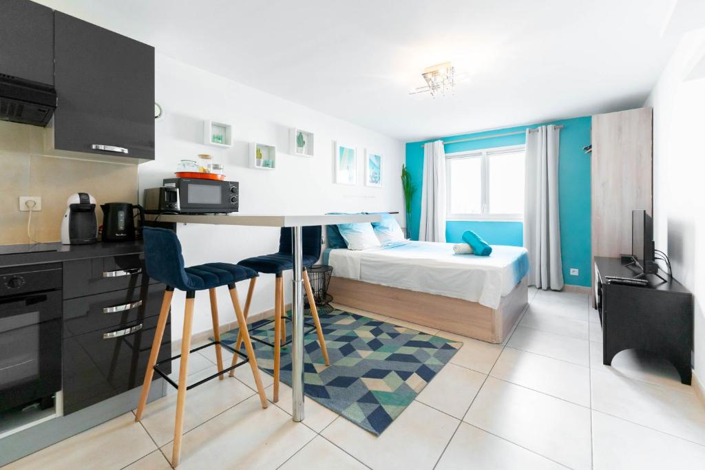 Habitación pequeña con cama, mesa y sillas en Pupat en Marsella