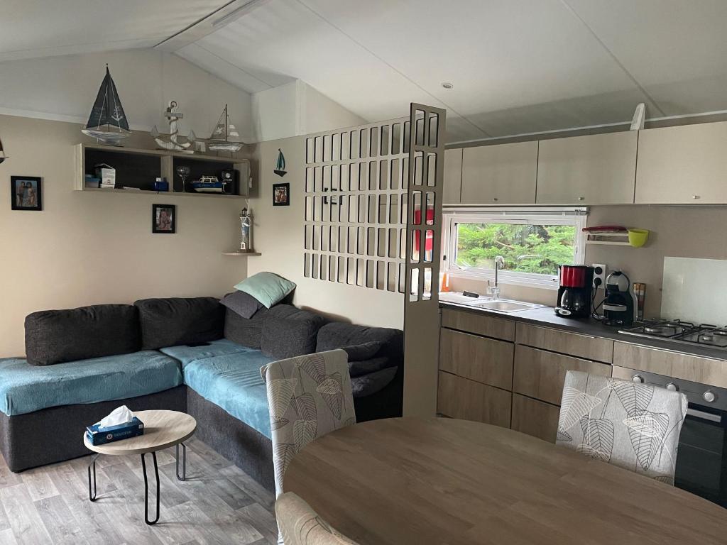 Photo de la galerie de l'établissement Spacious Mobil Home 42m2 - 3bed-2bath-Clim Siblu Les Charmettes, aux Mathes