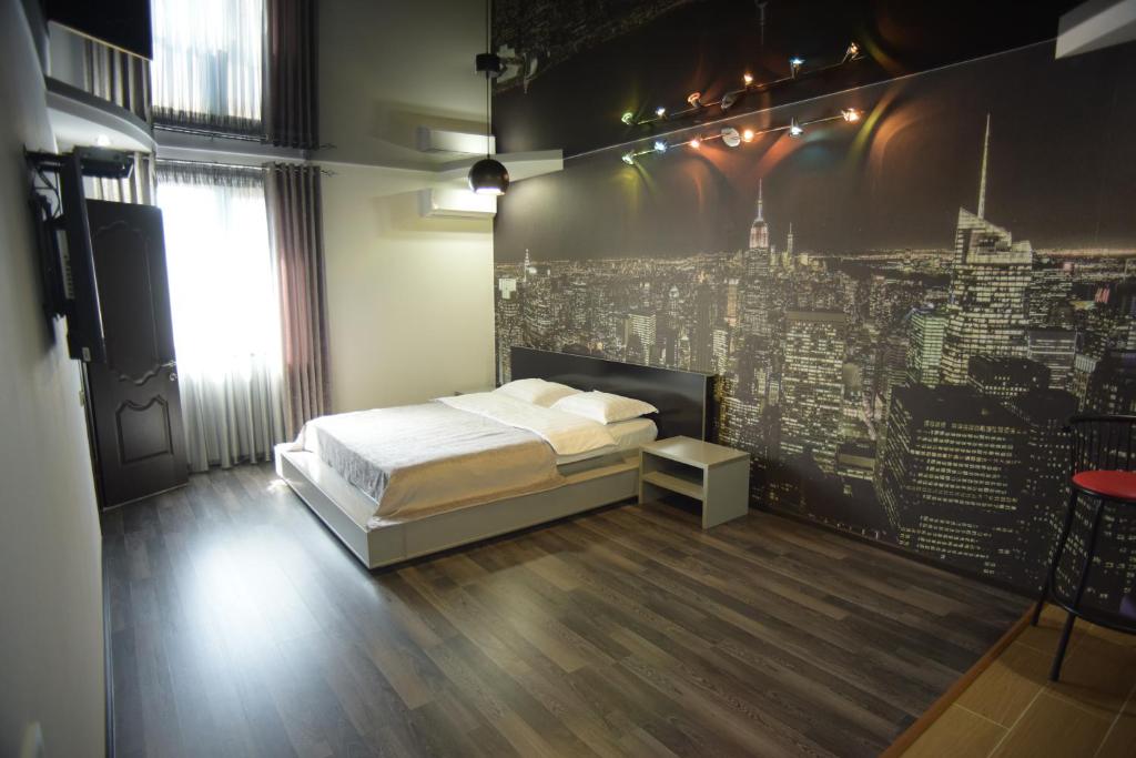 una camera con un letto in una stanza con un muro di SEQUOIA boutique hotel a Taraz