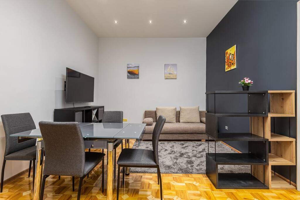布達佩斯的住宿－Bold Base Apartment，客厅配有桌椅和沙发