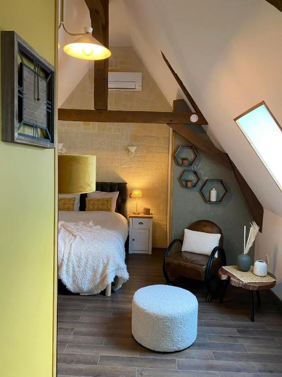 - une chambre mansardée avec un lit et un tabouret dans l'établissement Chambre confortable, à Saint-Amand-les-Eaux