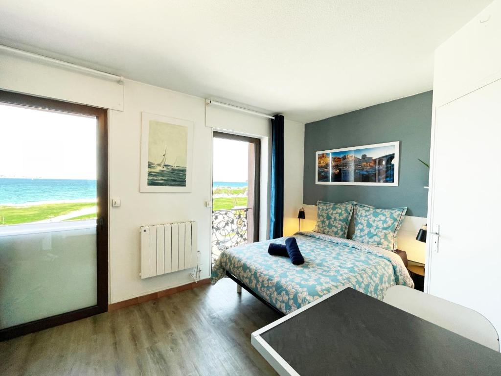 1 dormitorio con cama y vistas al océano en Red Lion, en Marsella