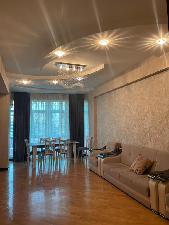 sala de estar con sofá y mesa en Khatai Apartment en Bakú
