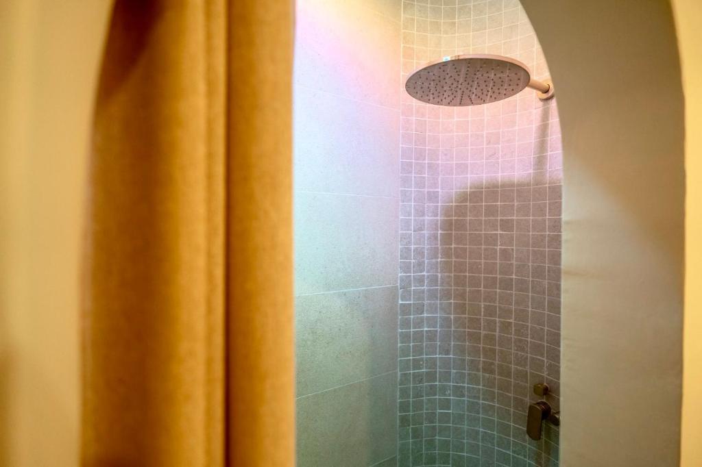 um chuveiro com uma cortina de chuveiro e um chuveiro de vidro em Habitación Céntrica en Ferrol em Ferrol