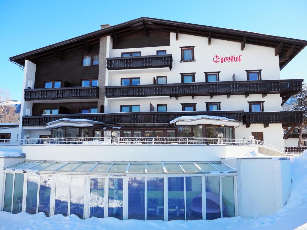 Bazén v ubytování Hotel Egerthof nebo v jeho okolí
