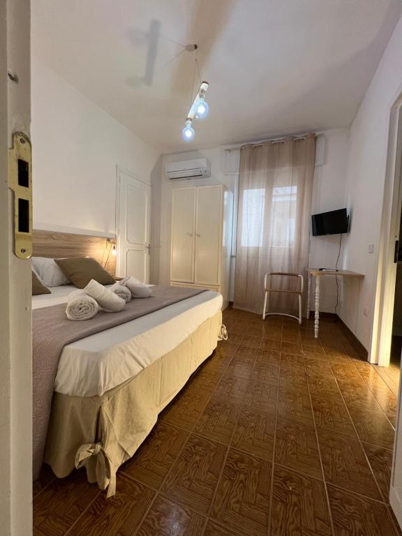 um quarto com uma cama grande e uma televisão em Egadi Home em Favignana