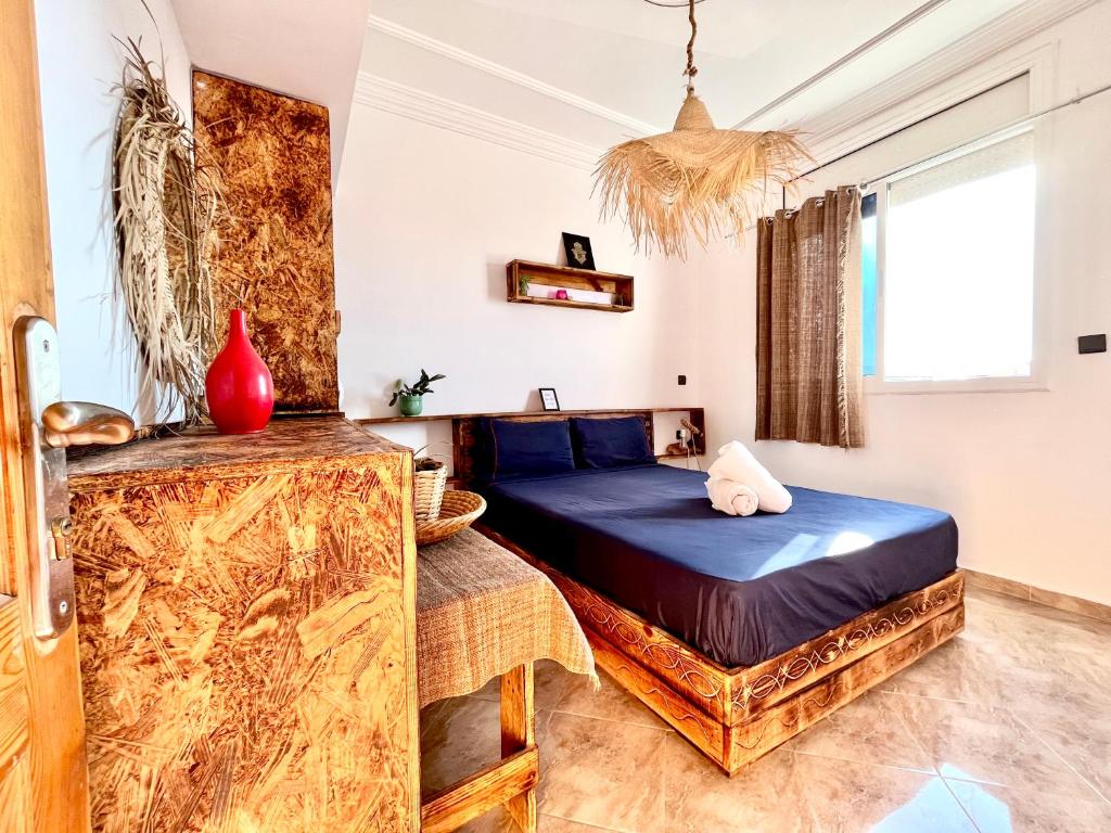 1 dormitorio con cama y ventana en Palmsurfexpo en Imsouane