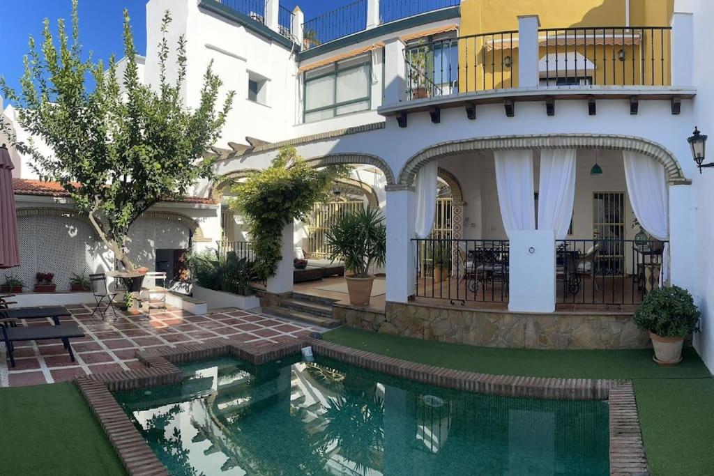 サンルーカル・デ・バラメダにあるCasa palacio reformada S.XVIIIの庭にスイミングプールがある家