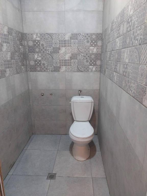 a bathroom with a white toilet in a room at Բնակարան վարձով տուն բնակարան in Nor Kharberd