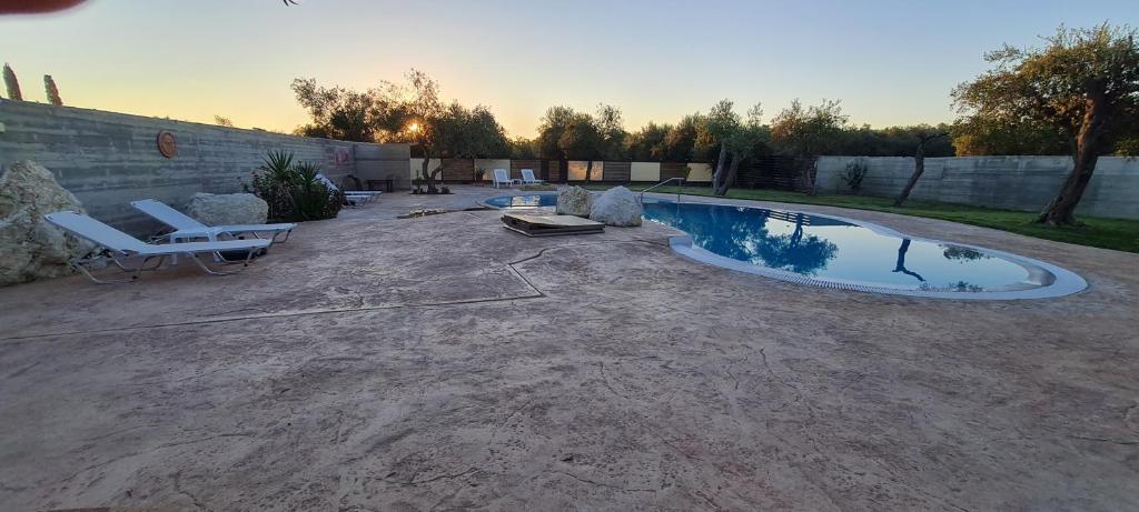 Bazén v ubytování ANEMOMYLOS Lefkimmi LUXUS SUITES-BOUTIQUE HOTEL & POOL nebo v jeho okolí
