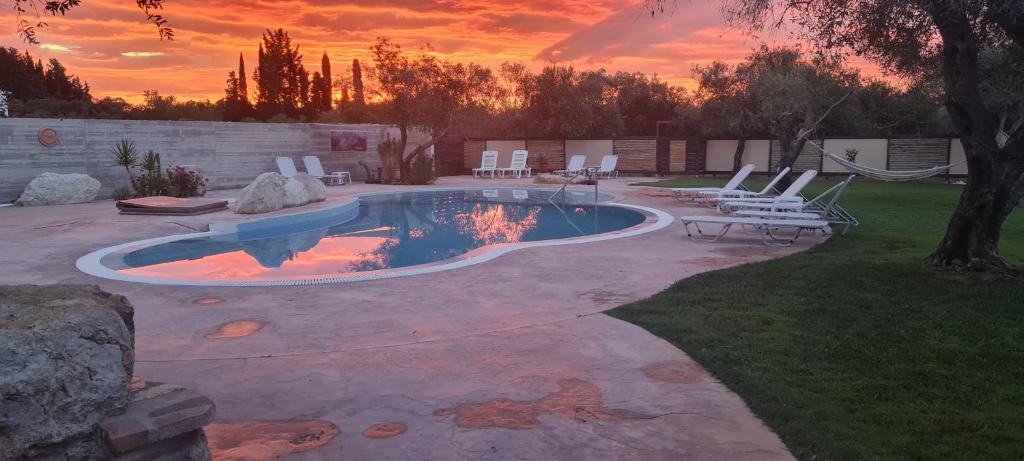 Bazén v ubytování ANEMOMYLOS Lefkimmi LUXUS SUITES-BOUTIQUE HOTEL & POOL nebo v jeho okolí