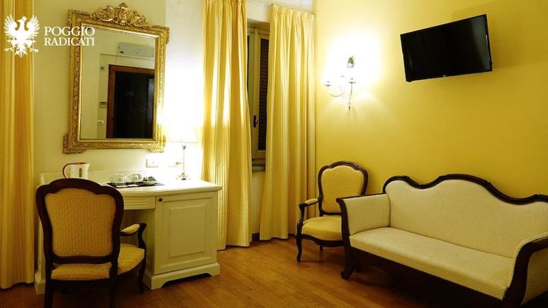 TV a/nebo společenská místnost v ubytování Poggio Radicati Hotel De Charme
