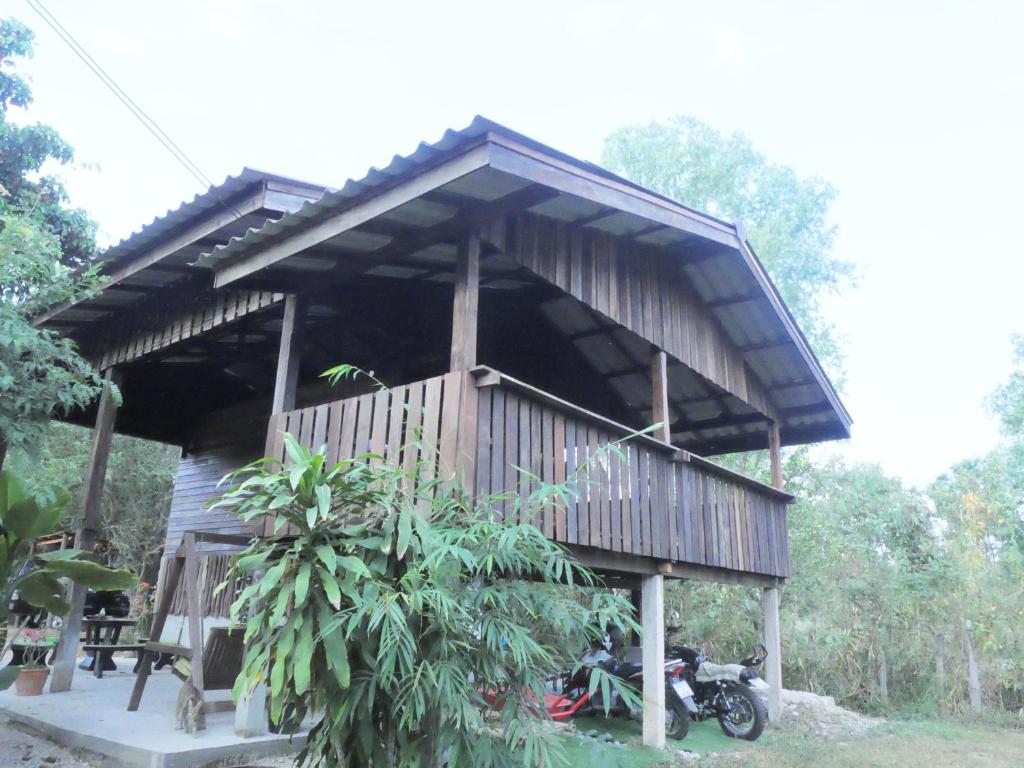 a house with a motorcycle parked in front of it at Hug Doi Homestay in Ban Wo