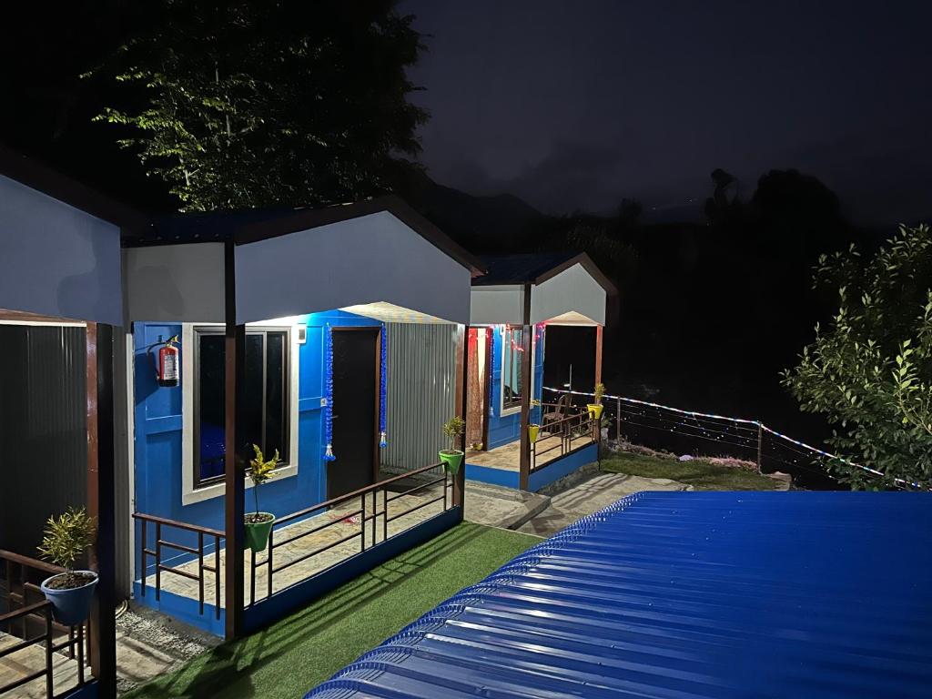 een rij kleine huisjes 's nachts bij Lake Haven Resort, Sari, Chopta in Sari