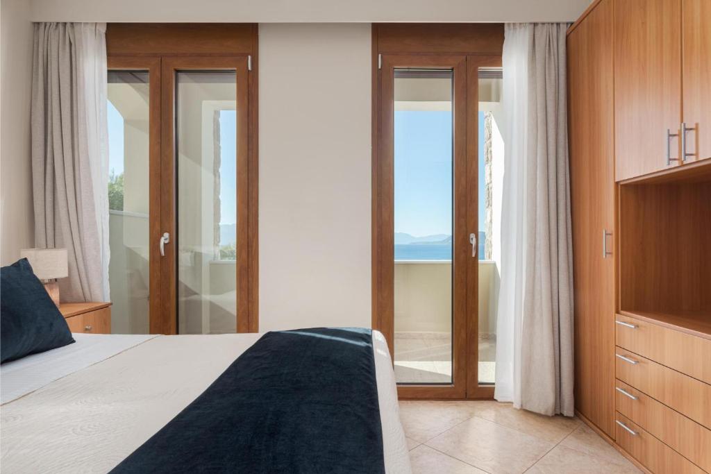 Postel nebo postele na pokoji v ubytování Zefis Villa Aegina