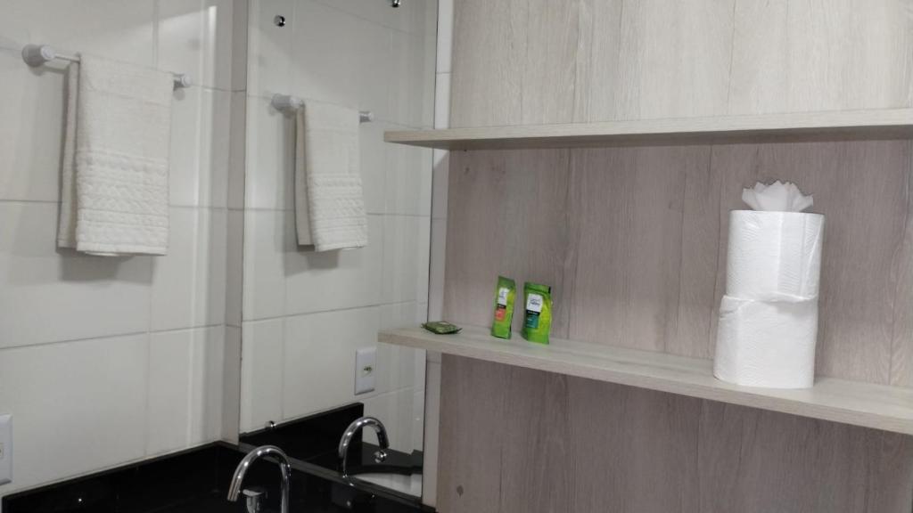 Koupelna v ubytování Ap Cloe com piscina próximo ao Aeroporto