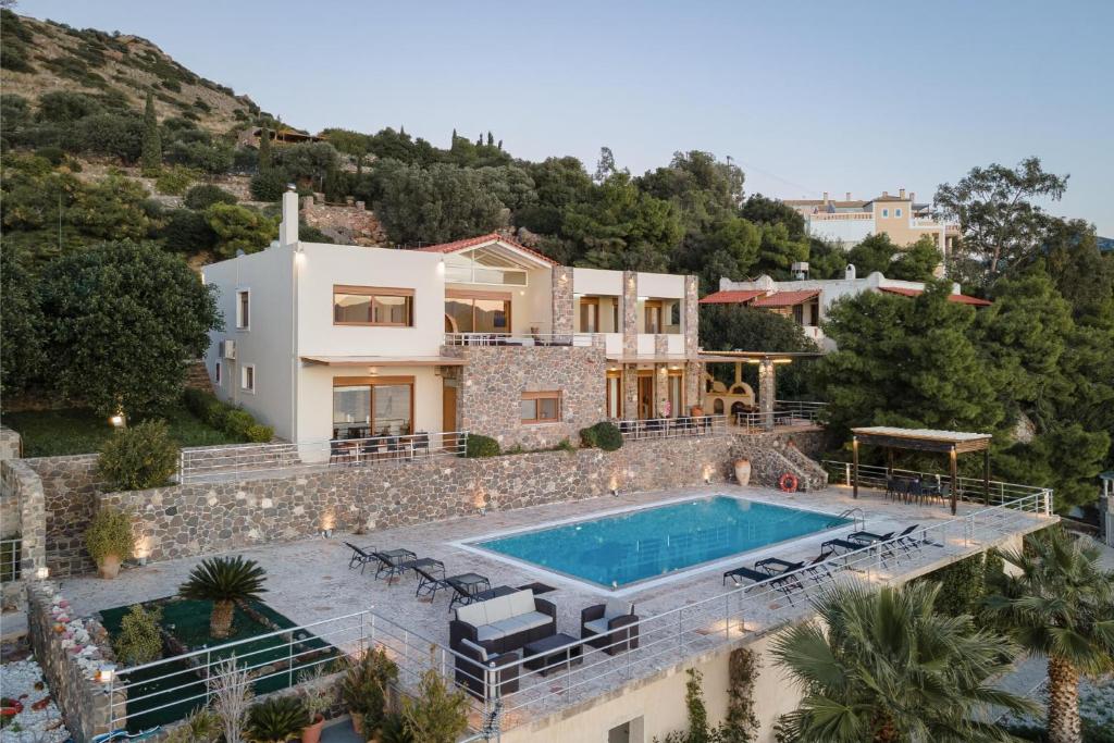 Bazén v ubytování Zefis Villa Aegina nebo v jeho okolí