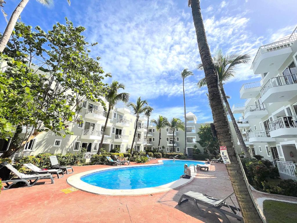 Piscine de l'établissement SOL CARIBE Apartments Punta Cana Bavaro BEACH CLUB & SPA ou située à proximité