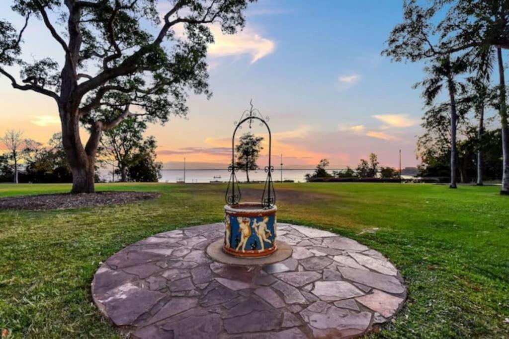 eine Skulptur in einem Park mit einem Baum im Hintergrund in der Unterkunft Resort Style Escape King Bed Pool Balcony in Darwin