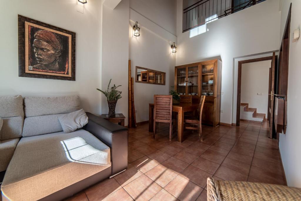 A seating area at Casa El Oasis del Lago Alojamiento Rural