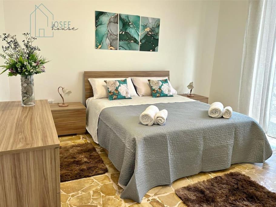 Postel nebo postele na pokoji v ubytování Josef House