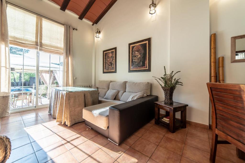 A seating area at Casa El Oasis del Lago Alojamiento Rural