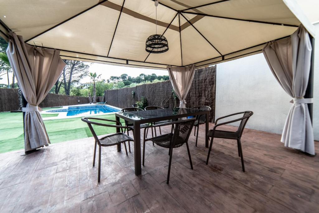 The swimming pool at or close to Casa El Oasis del Lago Alojamiento Rural