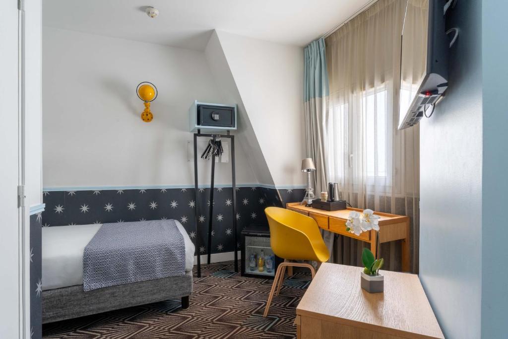 Postel nebo postele na pokoji v ubytování Hôtel Augustin - Astotel