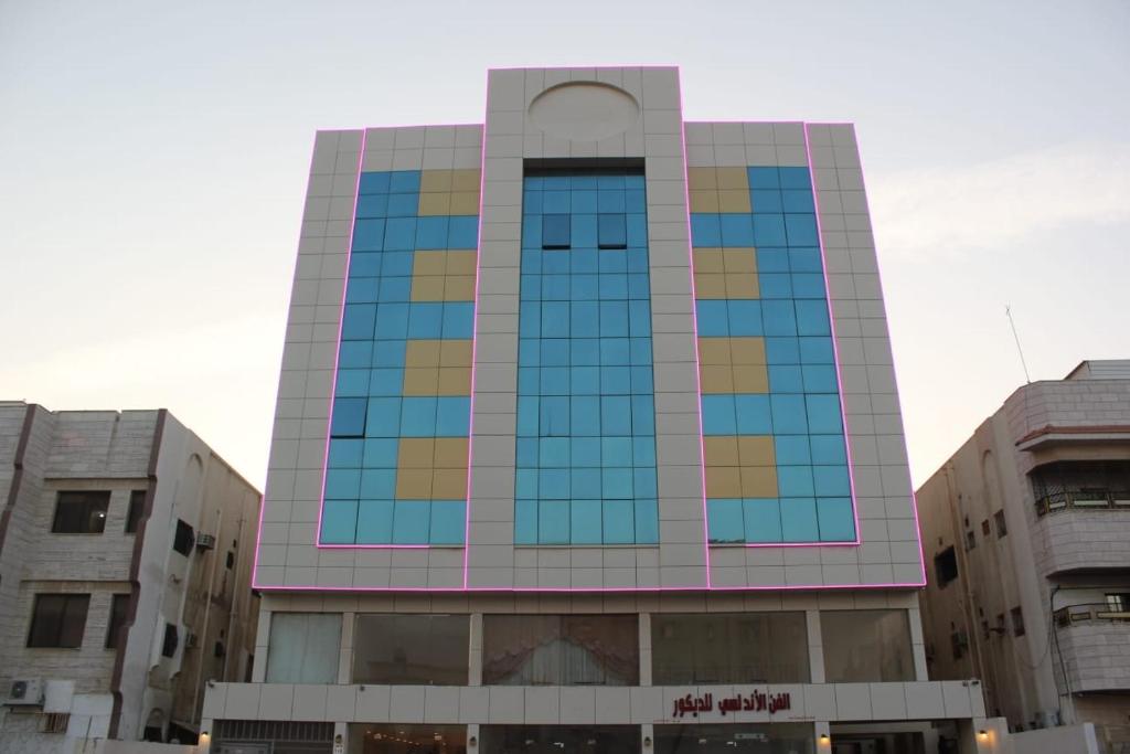 un grand bâtiment avec des fenêtres colorées dans une ville dans l'établissement جوان سويت للشقق المخدومة, à Djeddah
