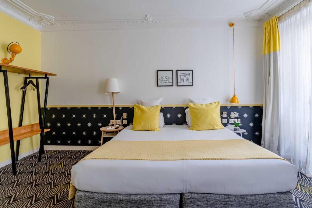 Postel nebo postele na pokoji v ubytování Hôtel Augustin - Astotel