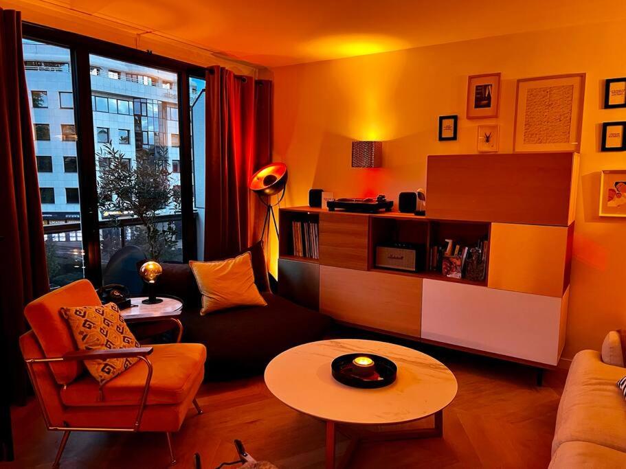 uma sala de estar com um sofá e uma mesa em Family appartement near 2024 Arena & Olympics em Issy-les-Moulineaux