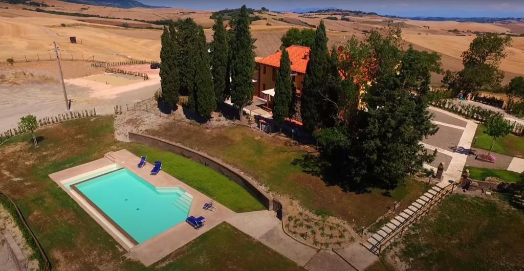 Fattoria SpedalettoにあるVilla Borgo del Silenzio with private pool, 5 apartmentsのスイミングプールと木々のあるヴィラのオーバーヘッドビュー