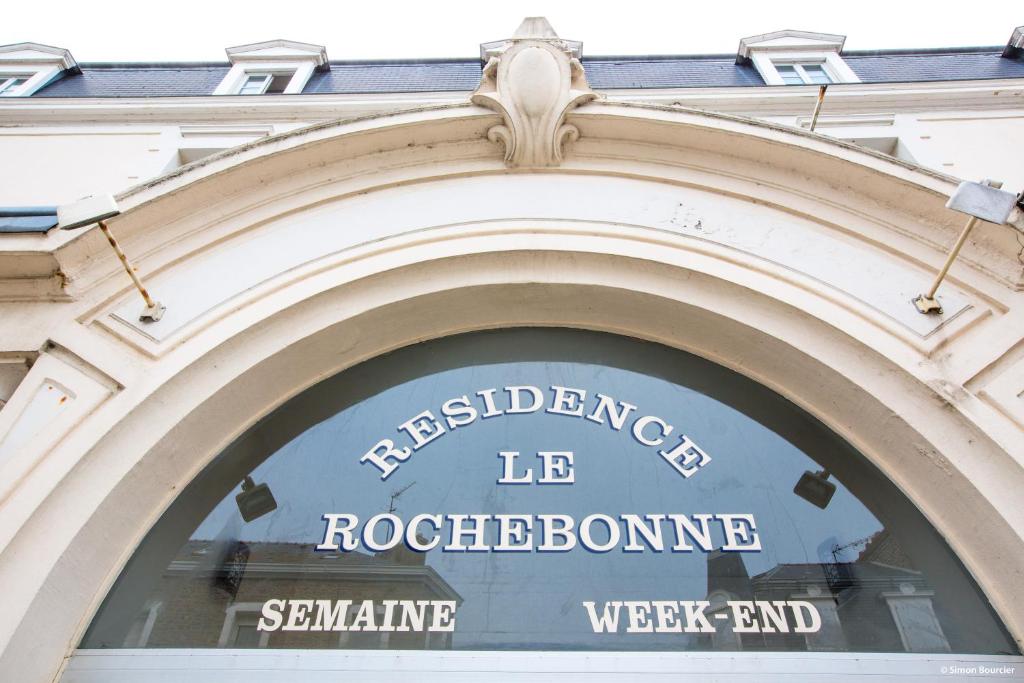 an arch over a store window with a sign above it at Résidence Le Rochebonne in Saint Malo